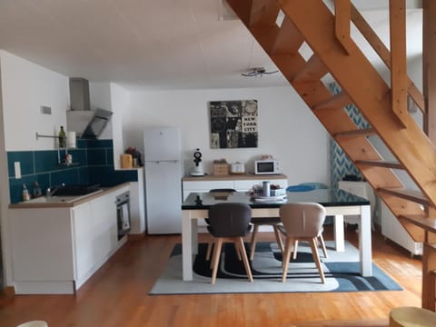 Kitchen or kitchenette, Dining area, stove, toaster