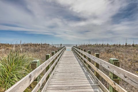Coastal Family Home - Walk to the Beach and Shopping Haus in North Myrtle Beach