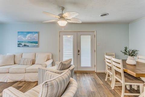 Coastal Family Home - Walk to the Beach and Shopping House in North Myrtle Beach