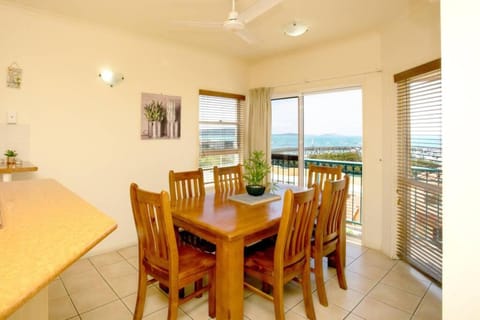 Tropical Oasis, Million Dollar Views, 2 Pools Condo in Airlie Beach