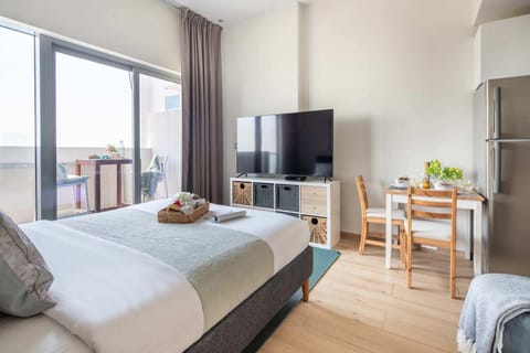 Frank Porter - Azizi Aura Apartment in Dubai