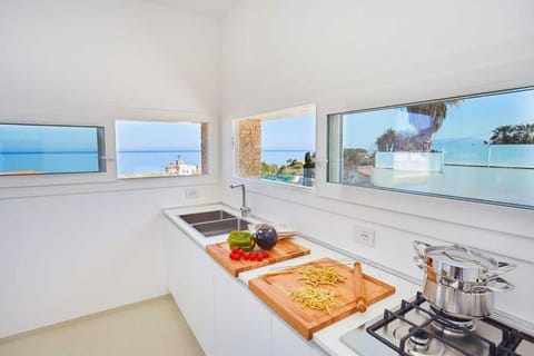 Kitchen or kitchenette, Sea view