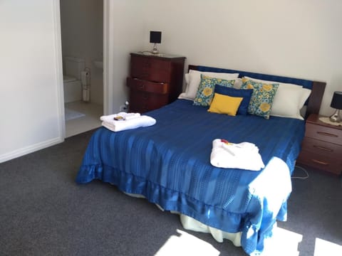 Quiet location with view and public transport Apartment in Wellington