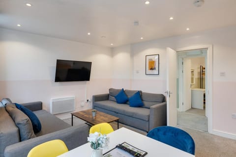 Duplex Apartment For Up to 13 Near City Centre Condo in Cardiff