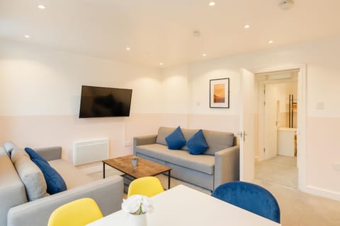 Duplex Apartment For Up to 13 Near City Centre Apartment in Cardiff