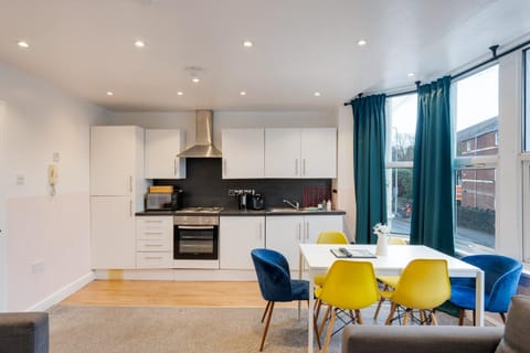 Duplex Apartment For Up to 13 Near City Centre Condo in Cardiff