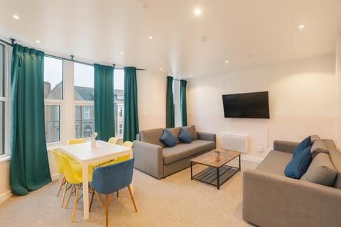Duplex Apartment For Up to 13 Near City Centre Apartment in Cardiff