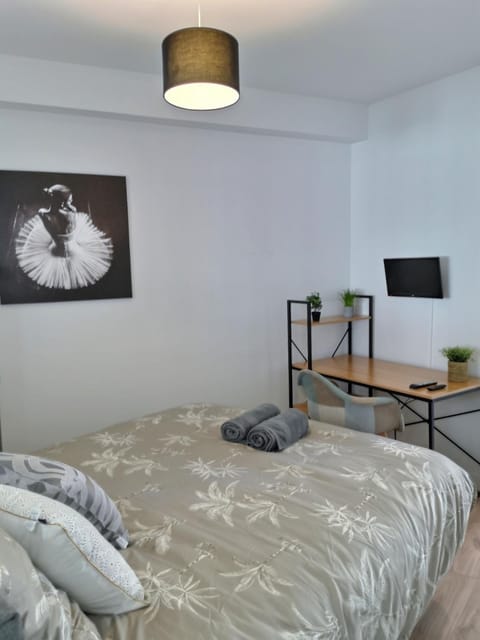 Bed, TV and multimedia, Seating area, Bedroom