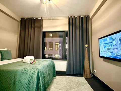 Bed, TV and multimedia, Bedroom