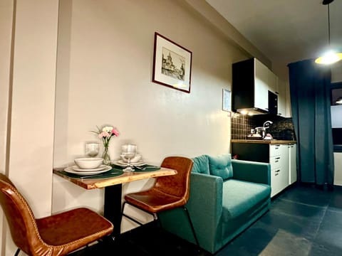 Kitchen or kitchenette, Seating area
