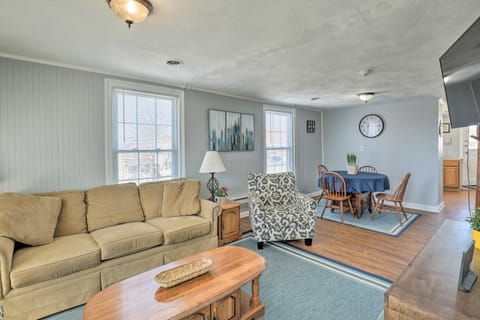 Sunny Dtwn Apartment about 1 Mi to Lake and Pier! Condominio in Canandaigua Lake