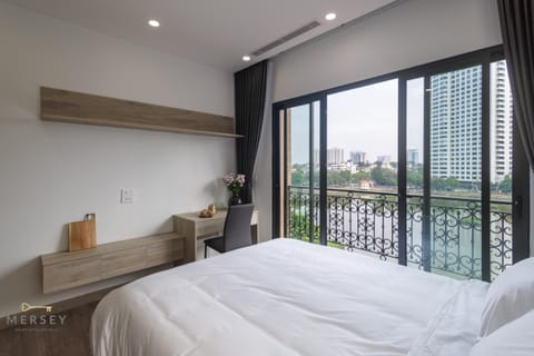 Bed, Balcony/Terrace, Photo of the whole room, Bedroom, City view, Lake view, Lake view, Street view