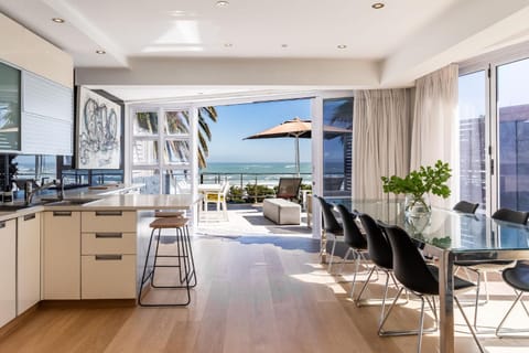 Kitchen or kitchenette, Seating area, Dining area, Sea view