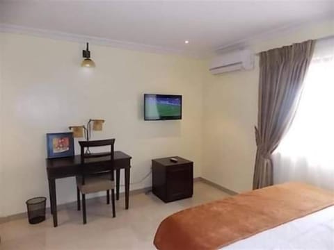 Room in Lodge - Choice Suites 111 formerly Crown Cottage Hotel Ikeja Alojamiento y desayuno in Lagos