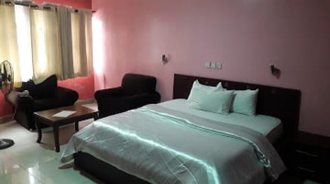 Room in Lodge - Divine Fountain Hotel Pensão in Lagos