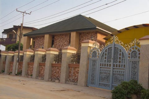 Room in Lodge - Owees Place-okota Bed and Breakfast in Lagos