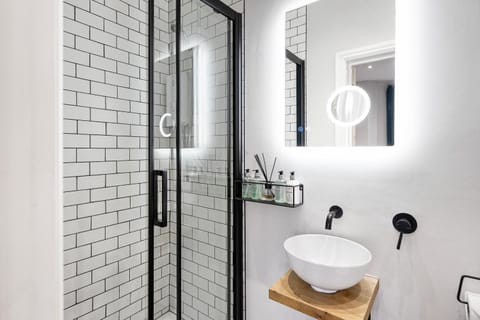 Stylish modern apartment near the city centre with nearby off-road parking Apartment in Cardiff