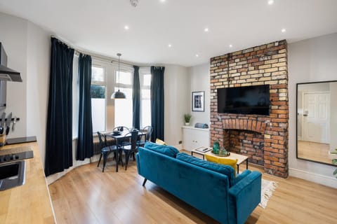 Stylish modern apartment near the city centre with nearby off-road parking Apartment in Cardiff