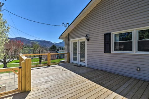 Modern Retreat Near Smoky Mtns and Asheville! Apartment in Buncombe County