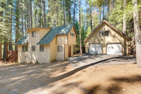 Arnold Cabin with Game Room 6 Mi to White Pines Lake House in Dorrington