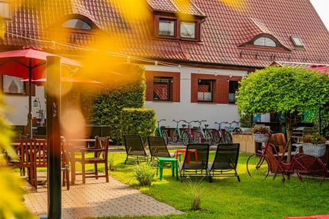 Property building, Patio, Spring, Day, Garden, Garden view, sunbed