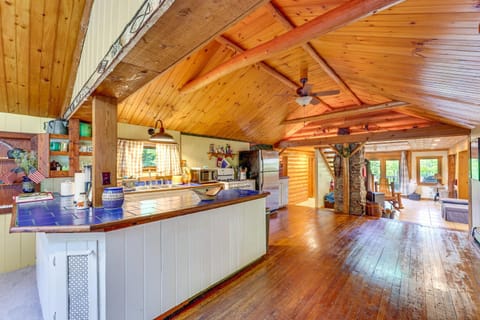 Saranac Lake Cabin with Deck Pets Welcome! Casa in Harrietstown