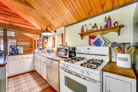 Saranac Lake Cabin with Deck Pets Welcome! Casa in Harrietstown