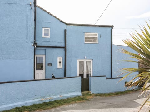 Twyni Canol House in Rhosneigr