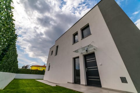 Property building, Facade/entrance, Garden