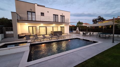 Property building, Patio, Day, Pool view, Swimming pool, sunbed