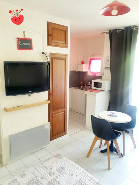 coquet Studio Classé Deux Étoiles, Balcon avec Table, et Wifi Apartment in Gréoux-les-Bains