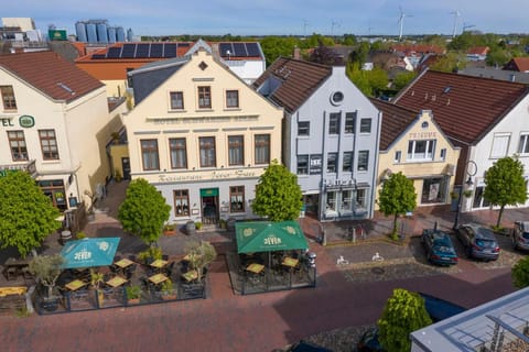 Property building, Spring, Day, Neighbourhood, Bird's eye view, City view, Street view, Location, Parking