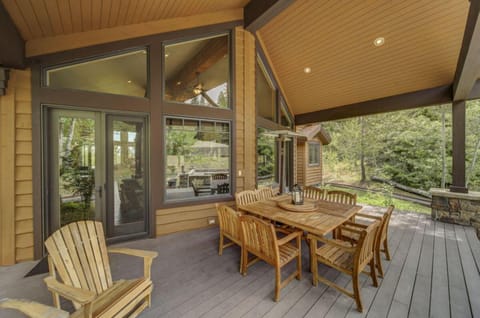 Bear Discovery Custom Tamarack Estate Home by Casago McCall - Donerightmanagement Casa in Valley County