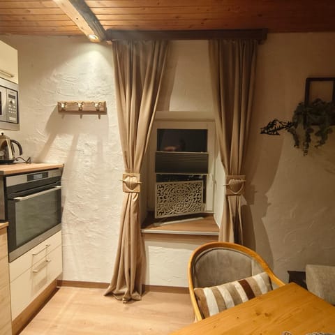 Kitchen or kitchenette, oven, pet friendly, stove