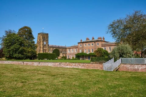 Property building, Garden, Garden view, Landmark view