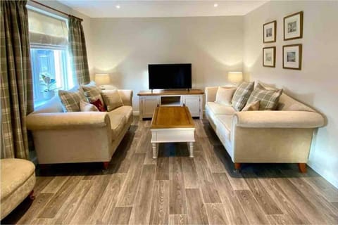 Beautiful 2 Bedroom, 2 Bathroom Flat with Parking. Apartment in Pitlochry