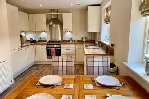 Beautiful 2 Bedroom, 2 Bathroom Flat with Parking. Apartment in Pitlochry