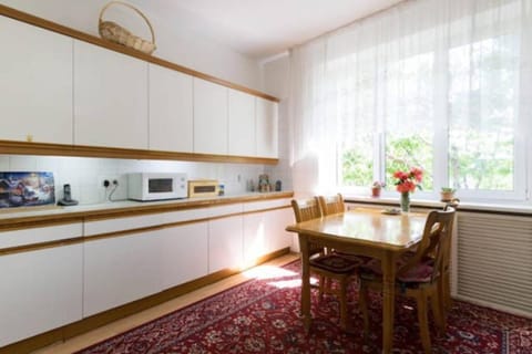 Kitchen or kitchenette, Dining area, Communal kitchen