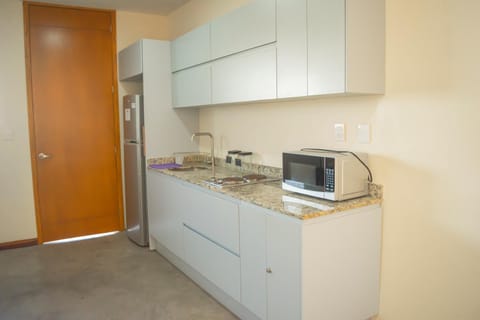 Kitchen or kitchenette, minibar, stove