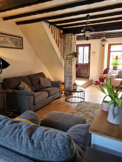 Old Road Cottage Pet Friendly Outdoors Beaches House in Wales