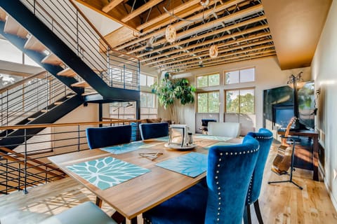 Old Town Loft Oasis with Amazing Rooftop Deck! Maison in Fort Collins