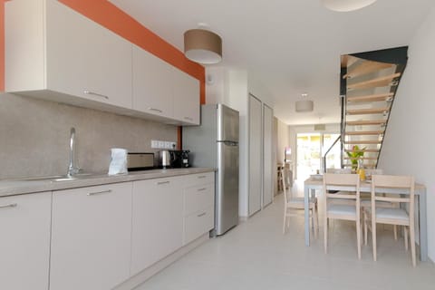 Kitchen or kitchenette, Dining area, dishwasher, minibar, pet friendly