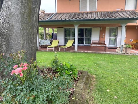 Property building, Facade/entrance, Garden