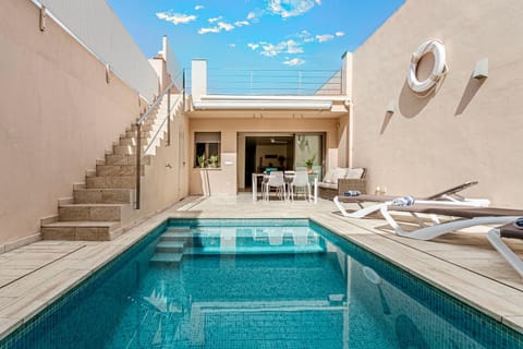 Patio, Day, Balcony/Terrace, Swimming pool, sunbed