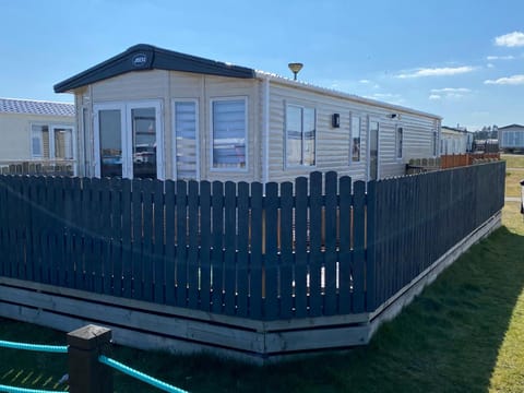 Beachfront Lodge, Lossiemouth Bay Apartment in Lossiemouth