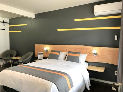 Bed, Seating area, air conditioner