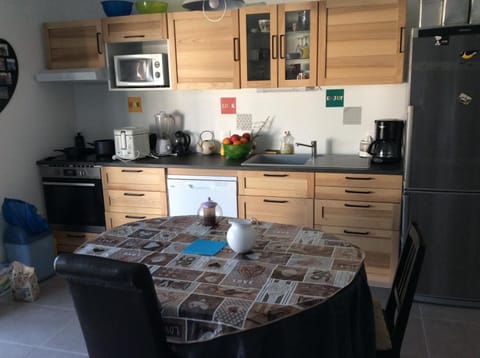 Coffee/tea facilities, Kitchen or kitchenette, Dining area, oven, stove, toaster