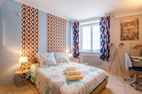 Bed, Photo of the whole room, Bedroom, towels