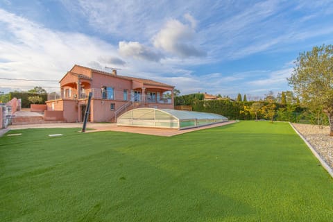 Property building, Garden, Swimming pool