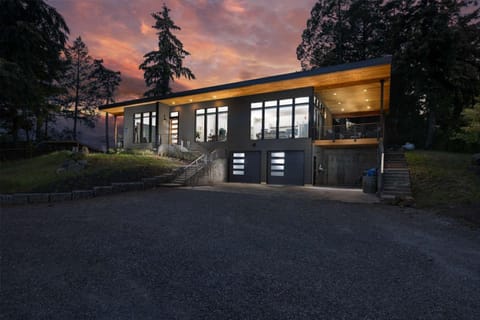 Dundee Hills Bungalow House in Willamette Valley